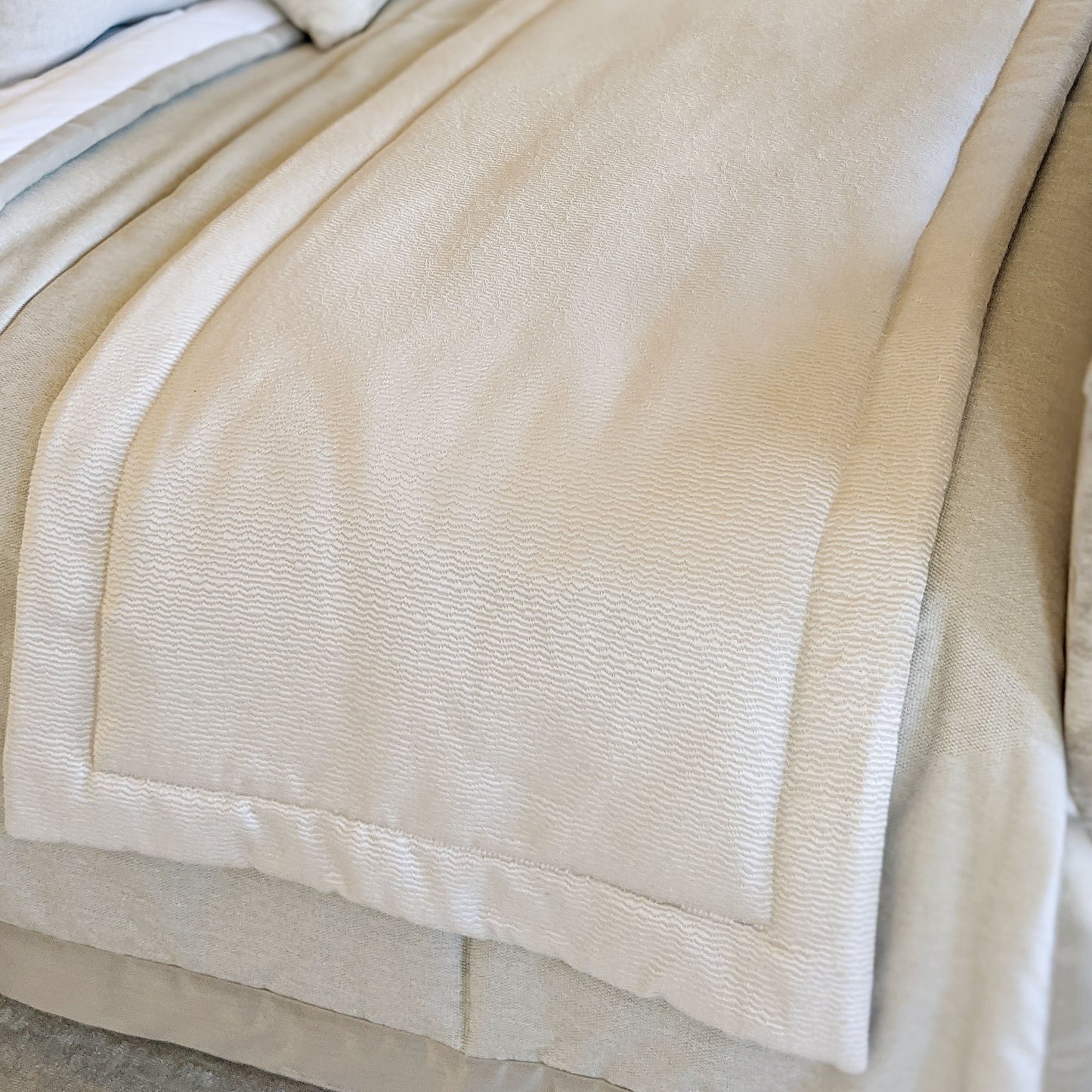 Kiri Oyster Luxury Bed Runner