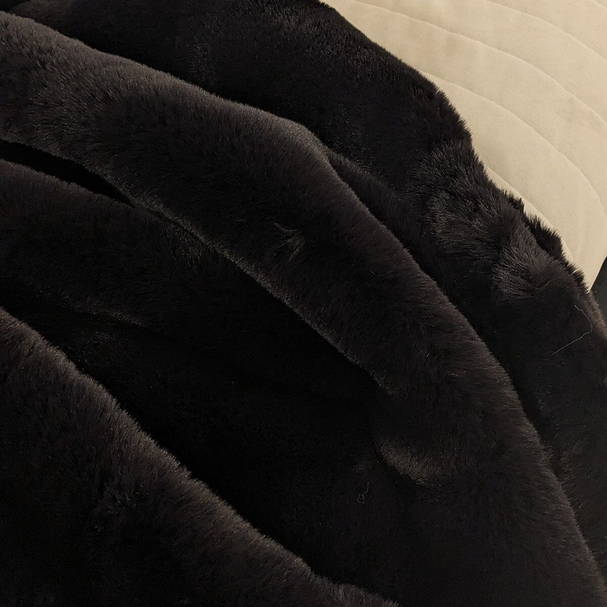 Lili Extra Thick Faux Fur Black Throw